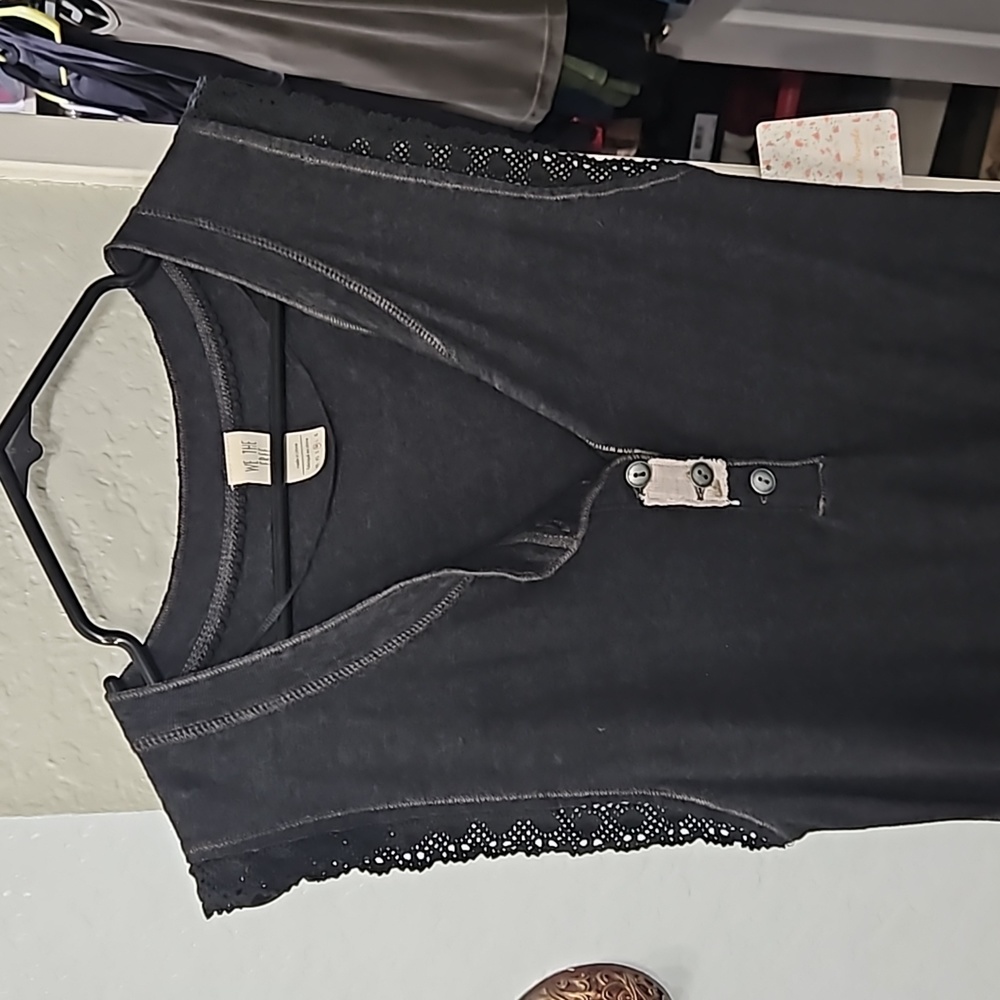Sleevless top